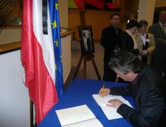 Dr. Milan Zver se je podpisal v žalno knjigo