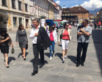 Sprehod po sončnih ulicah starega mestnega jedra v Kranju