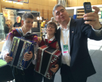 Selfie z mladima harmonikarjema