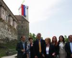 Kandidati SDS na Ljubljanskem gradu razvili slovensko zastavo