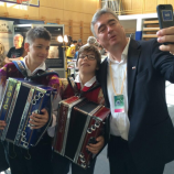Selfie z mladima harmonikarjema