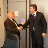 Dr. Zver je zato danes simbolično podaril izvod knjige Josephu Daulu, vodji politične skupine ELS/EPP Dr. Zver je zato danes simbolično podaril izvod knjige Josephu Daulu, vodji politične skupine ELS/EPP